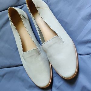 UGG Vista flats, color Seal, size 9